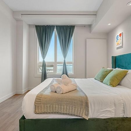 Upscale Penthouse Stay With Mountain & City Views, Free Parking, Bbq Grill, Office Space & More YYC 외부 사진