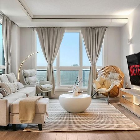 Upscale Penthouse Stay With Mountain & City Views, Free Parking, Bbq Grill, Office Space & More YYC 외부 사진