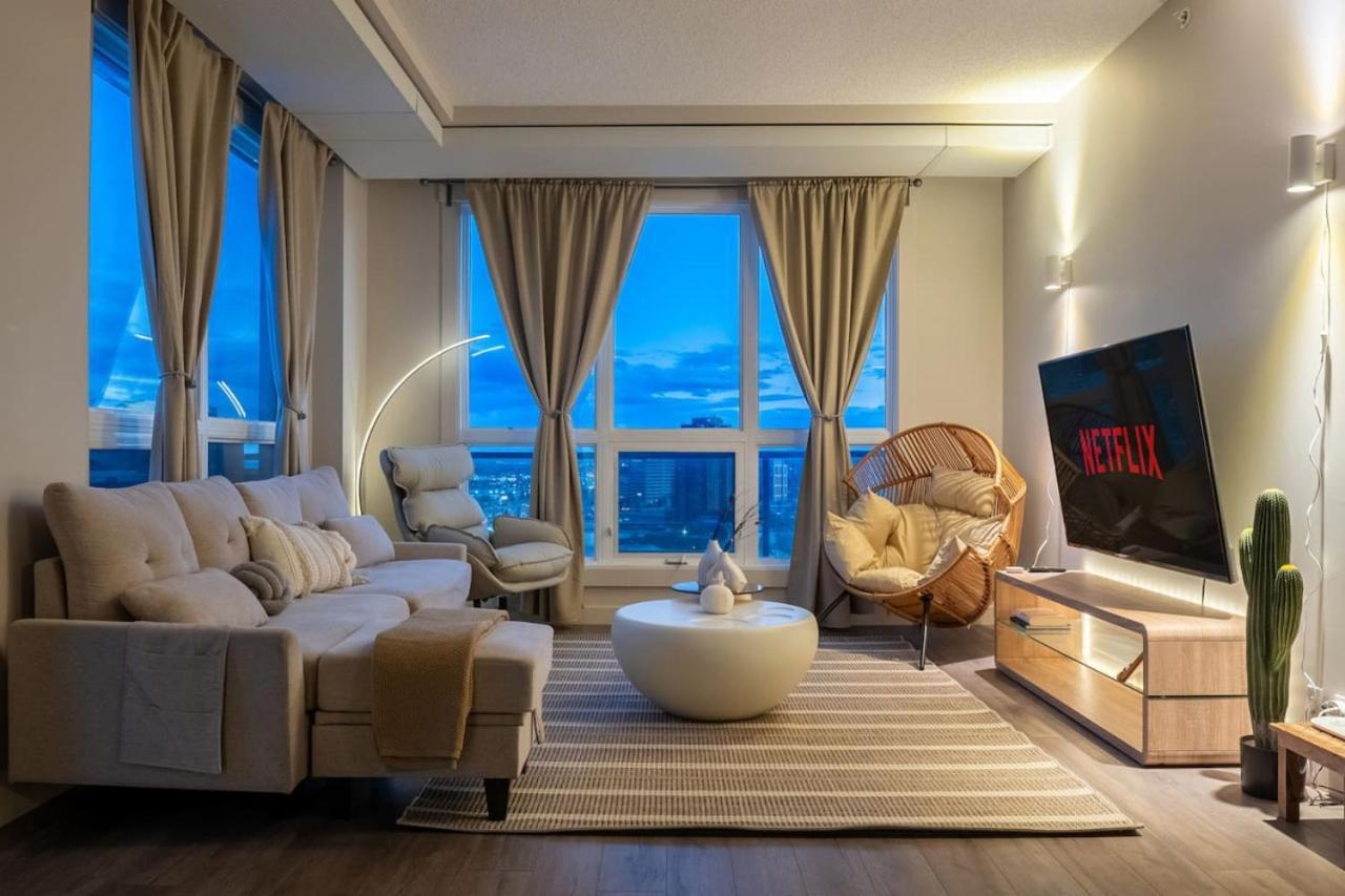 Upscale Penthouse Stay With Mountain & City Views, Free Parking, Bbq Grill, Office Space & More YYC 외부 사진