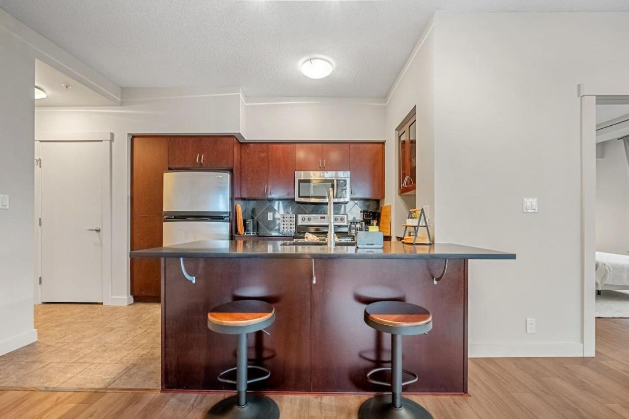 Upscale Penthouse Stay With Mountain & City Views, Free Parking, Bbq Grill, Office Space & More YYC 외부 사진