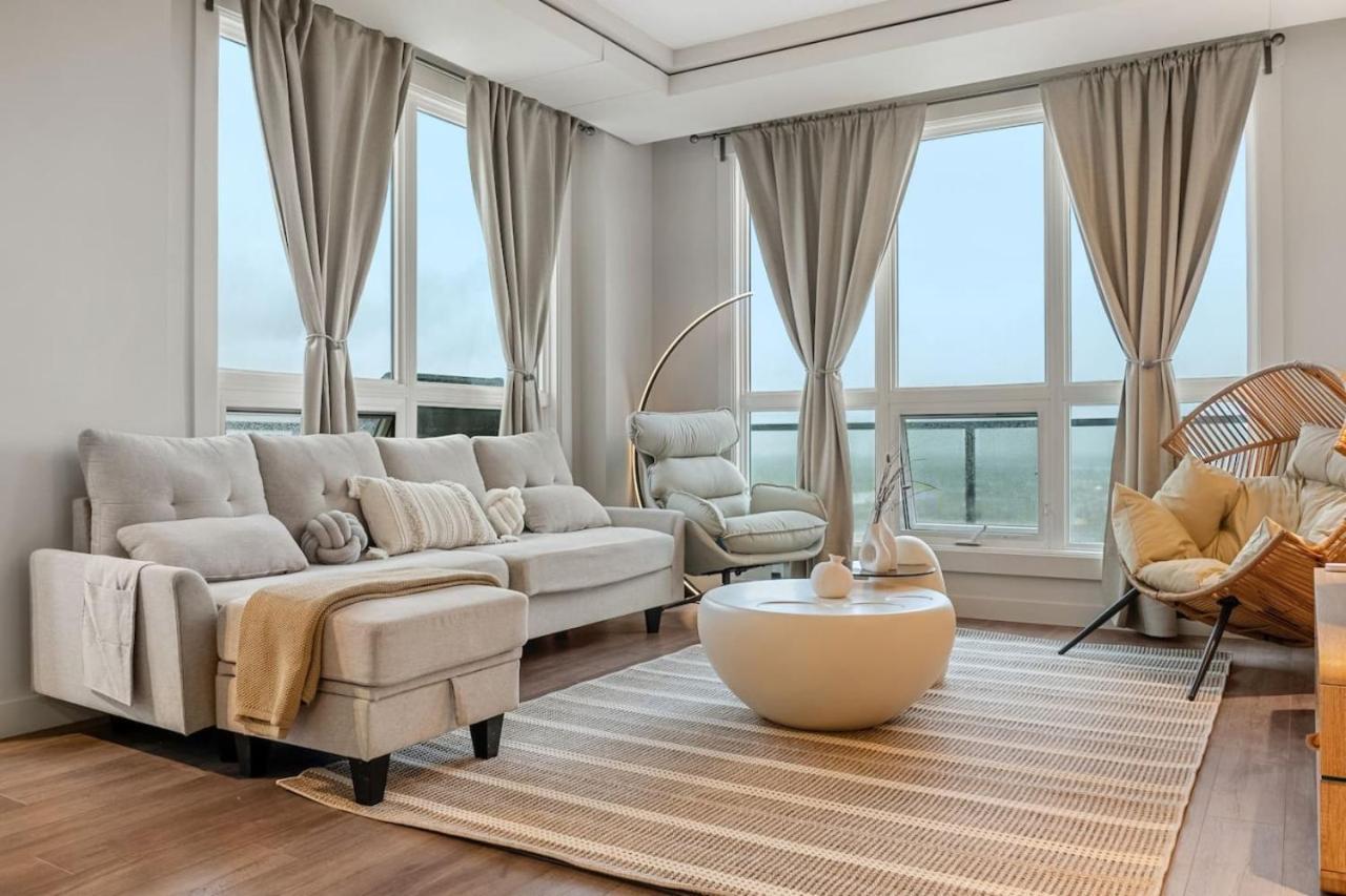 Upscale Penthouse Stay With Mountain & City Views, Free Parking, Bbq Grill, Office Space & More YYC 외부 사진