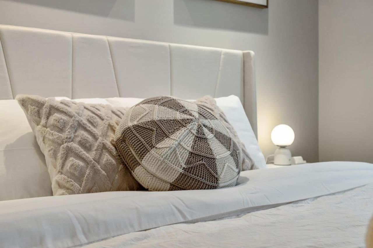 Upscale Penthouse Stay With Mountain & City Views, Free Parking, Bbq Grill, Office Space & More YYC 외부 사진