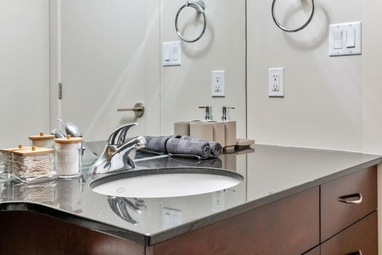 Upscale Penthouse Stay With Mountain & City Views, Free Parking, Bbq Grill, Office Space & More YYC 외부 사진