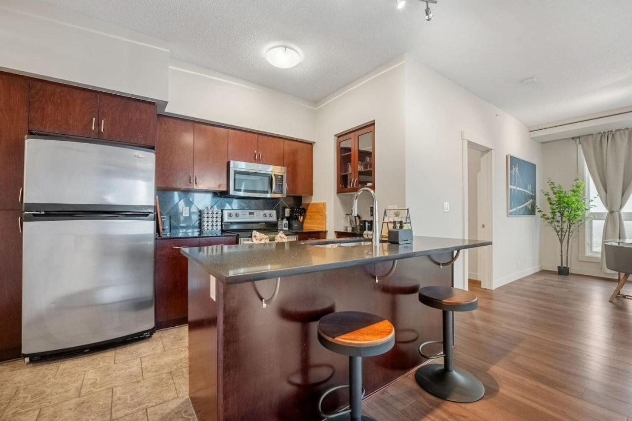 Upscale Penthouse Stay With Mountain & City Views, Free Parking, Bbq Grill, Office Space & More YYC 외부 사진