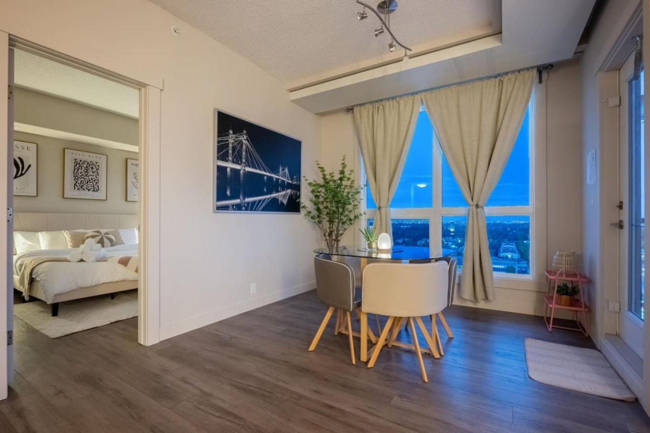 Upscale Penthouse Stay With Mountain & City Views, Free Parking, Bbq Grill, Office Space & More YYC 외부 사진