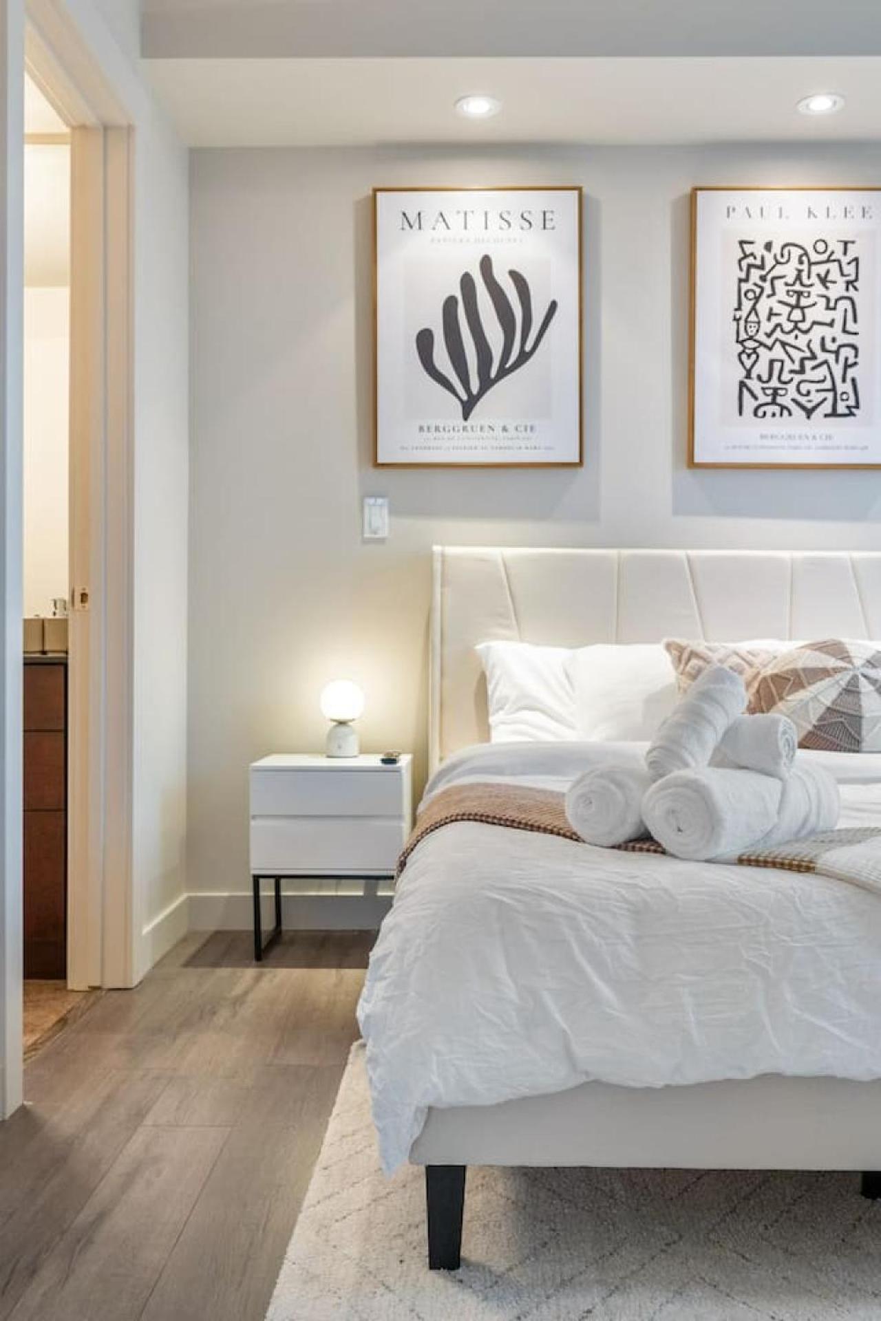 Upscale Penthouse Stay With Mountain & City Views, Free Parking, Bbq Grill, Office Space & More YYC 외부 사진