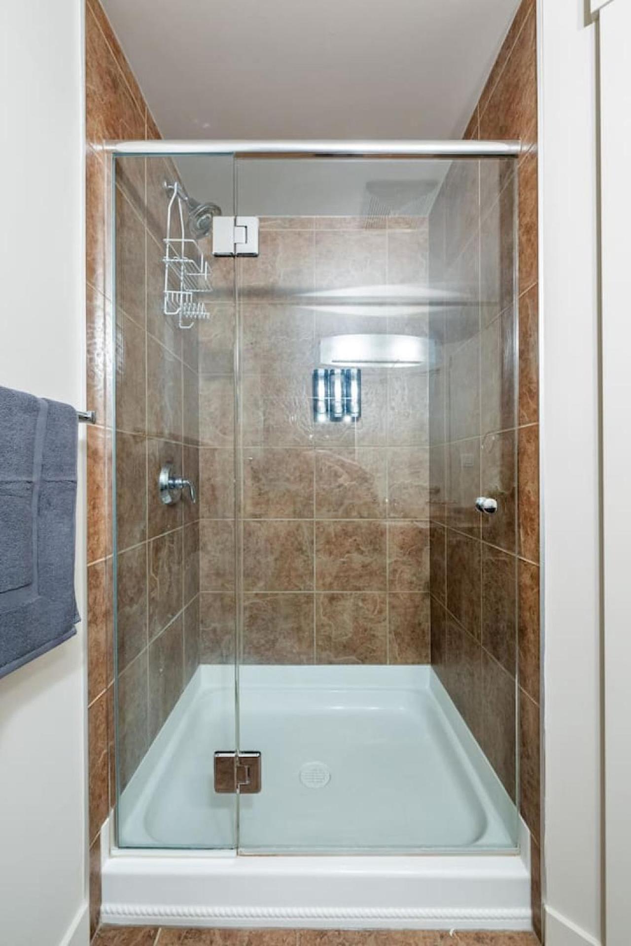 Upscale Penthouse Stay With Mountain & City Views, Free Parking, Bbq Grill, Office Space & More YYC 외부 사진
